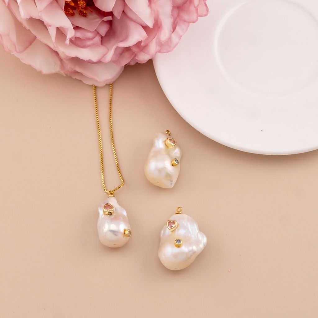 Dije de perla barroca natural con zirconias baño 18k