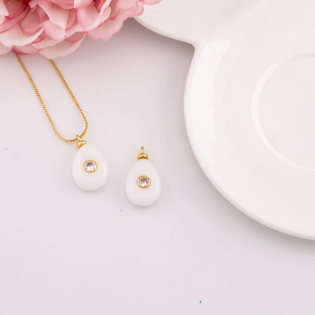 Dije de piedra natural Jade blanco con zirconia baño 18k