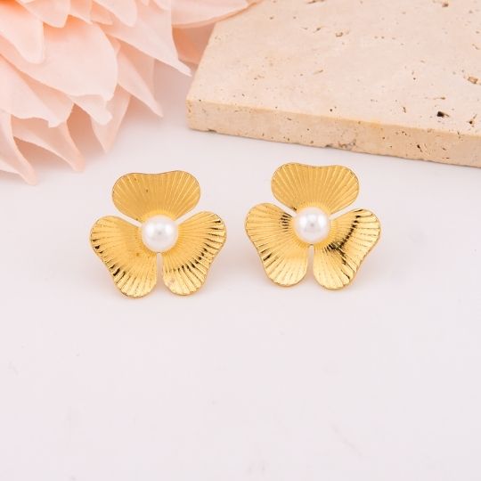 Aretes stud de flor con perlas en acero inoxidable