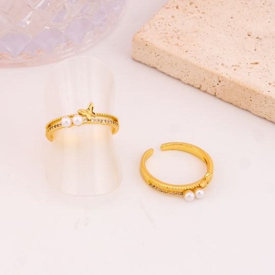 Anillo ajustable de mariposa con perlas y zirconias baño 18k