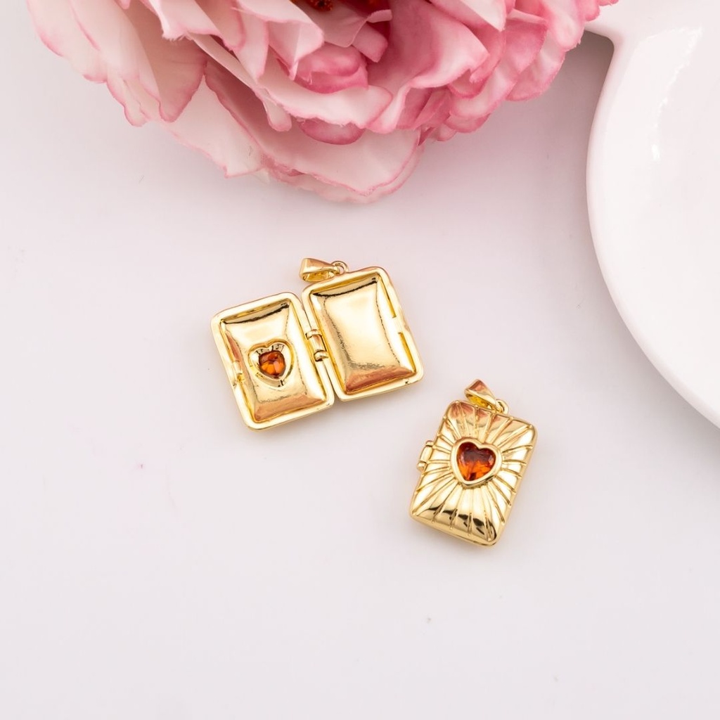 Dije relicario cuadrado con corazon baño 18k