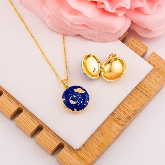 Relicario de luna esmaltado en baño 18k