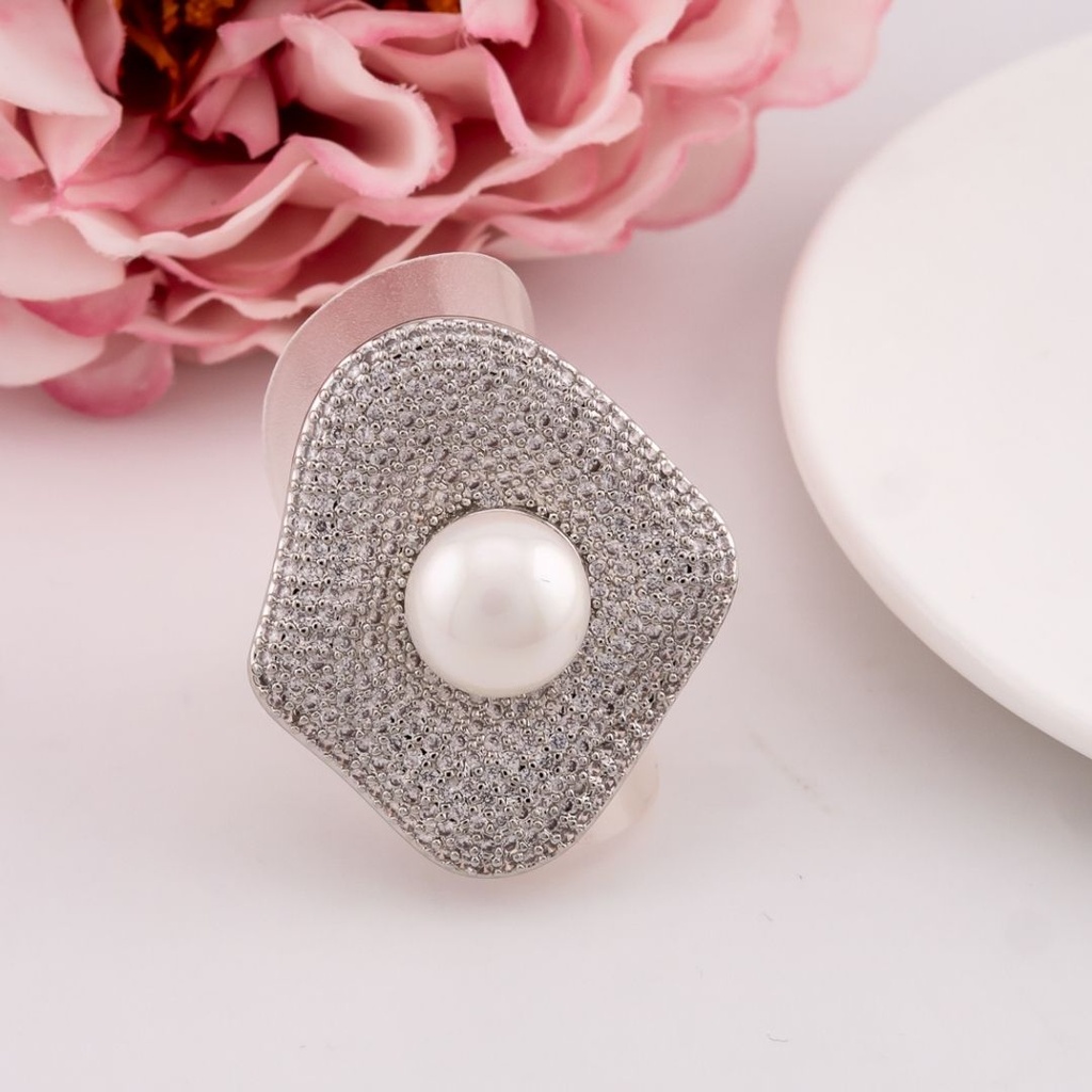 Anillo con zirconias y perla baño 18k plat