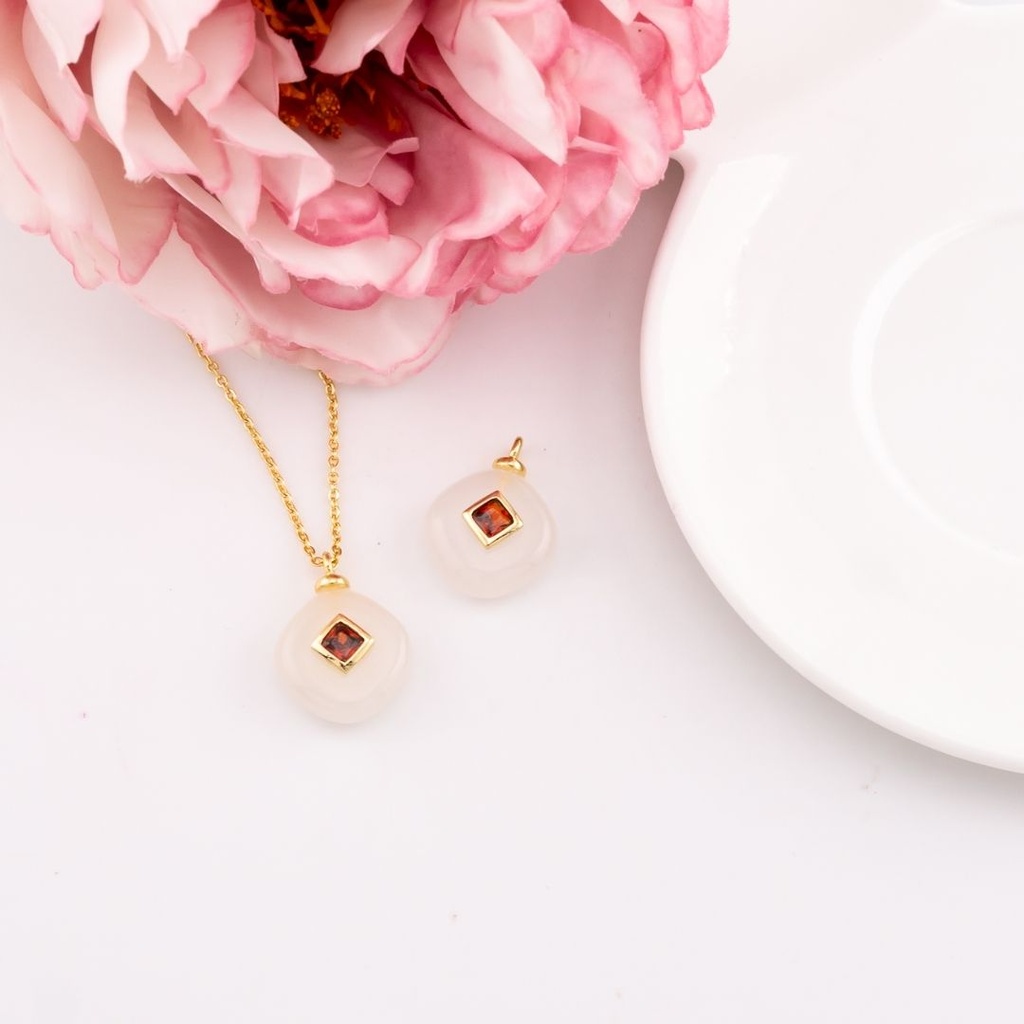 Dije de piedra natural Jade blanco con zirconia baño 18k