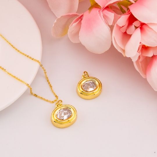 Dije ovalado con zirconia baño 18k