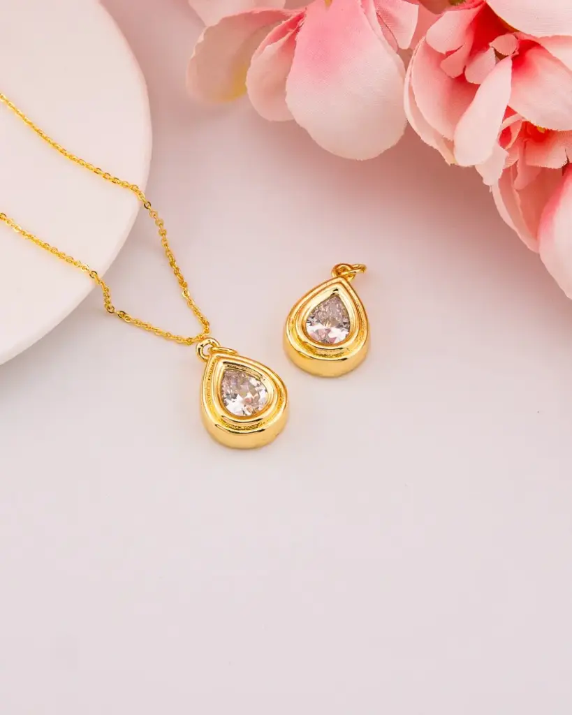 Dije forma gota zirconia baño 18k