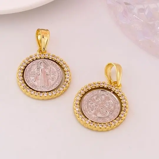 Dije medalla religiosa San Benito doble tono con micropave 