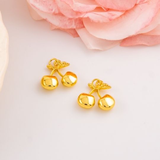 Dije de cereza solido baño 18k