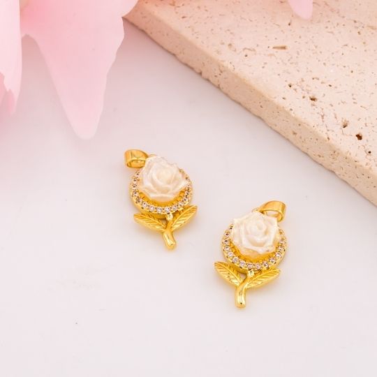 Dije de rosa con micropave baño 18k