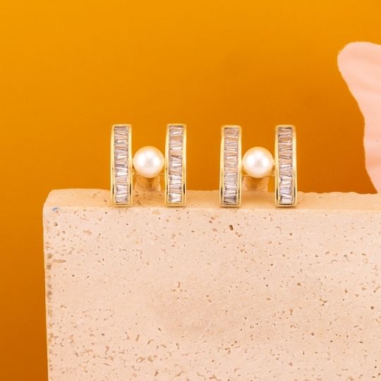 Aretes stud con perlas y zirconias baño 18k