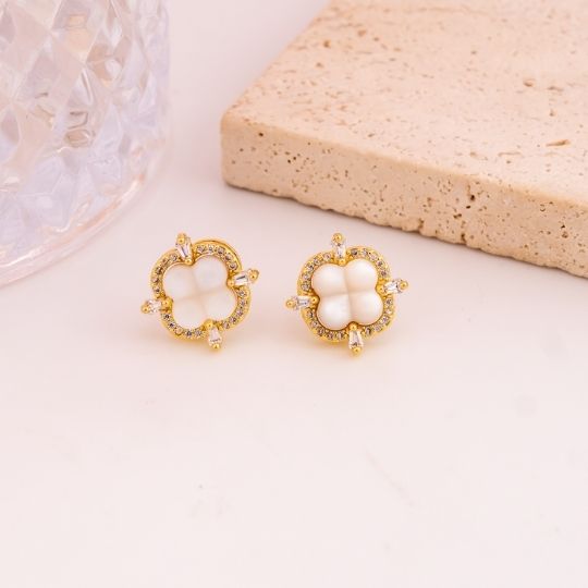 Aretes stud de trebol con zirconias y madre perla baño 18k