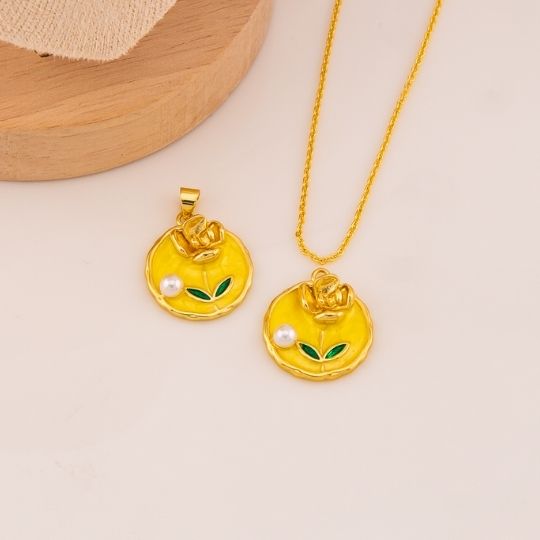 Dije redondo de flor esmaltado baño 18k