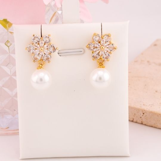 Aretes colgantes de flor con perlas y zirconias baño 18k