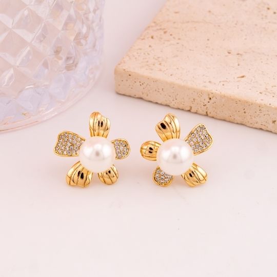 Aretes stud de flor con zirconias y perlas baño 18k