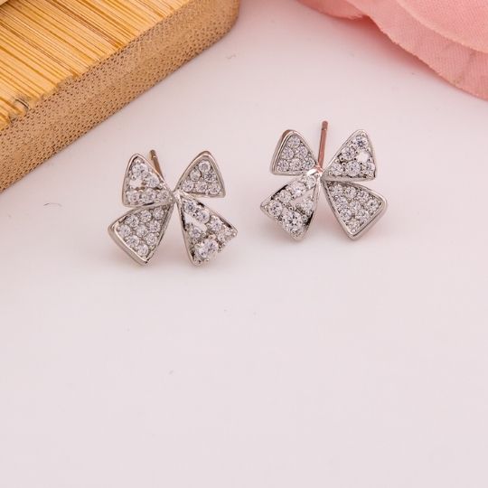 Aretes stud coquette con zirconias baño 18k
