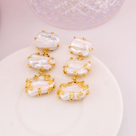 Aretes colgantes de perlas barrocas baño 18k