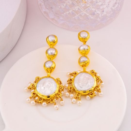 Aretes colgantes de perlas naturales engastadas en goldfilled