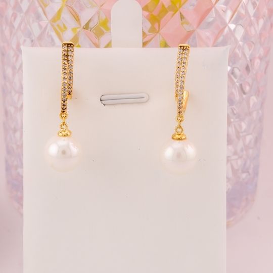 Aretes colgantes con perlas y zirconias baño 18k