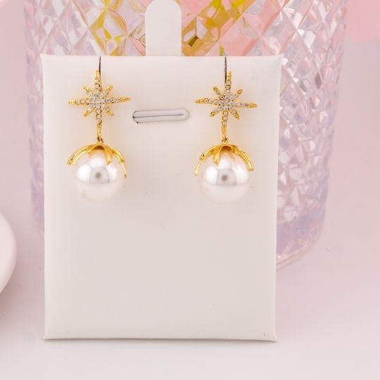 Aretes colgantes de destello con perlas y zirconias baño 18k