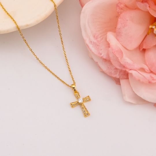 Cadena de cruz con zirconias baño 18k