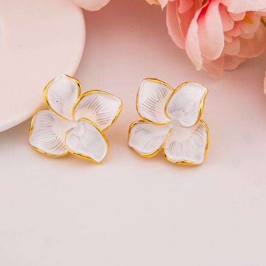 Aretes stud de flor esmaltados baño 18k