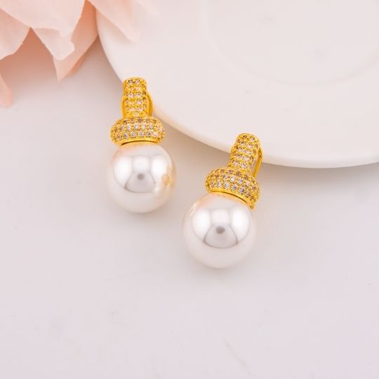 Aretes colgantes de perlas con patente omega baño 18k