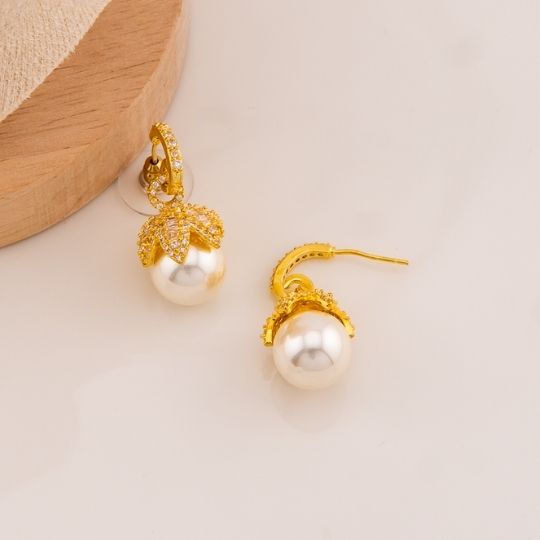 Aretes de perla colgantes con zirconias baño 18k