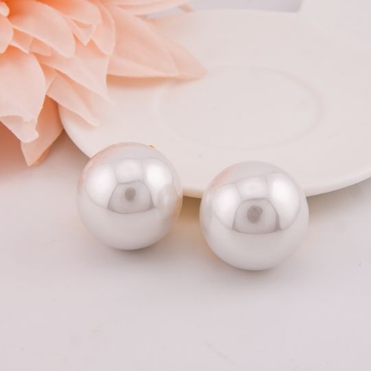 Aretes stud de perlas con patente omega baño 18k