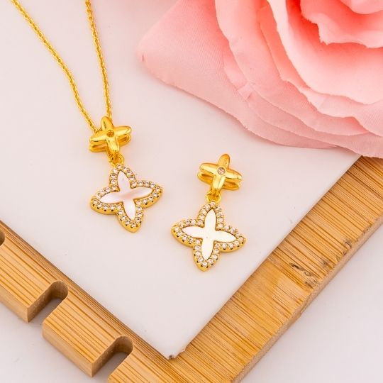 Dije de trebol en micropave