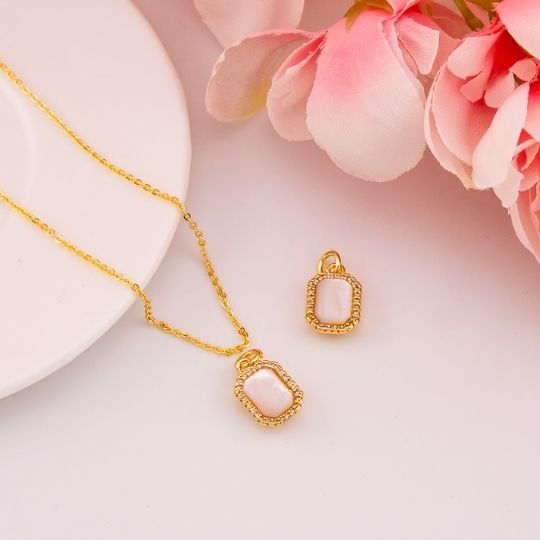 Dije cuadrado con zirconias baño 18k