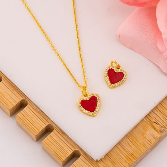 Dije de corazon rojo en micropave rojo