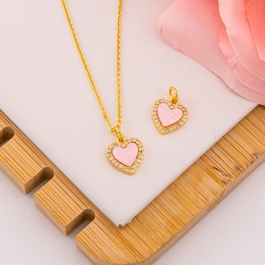 Dije de corazon rosado en micropave rosa