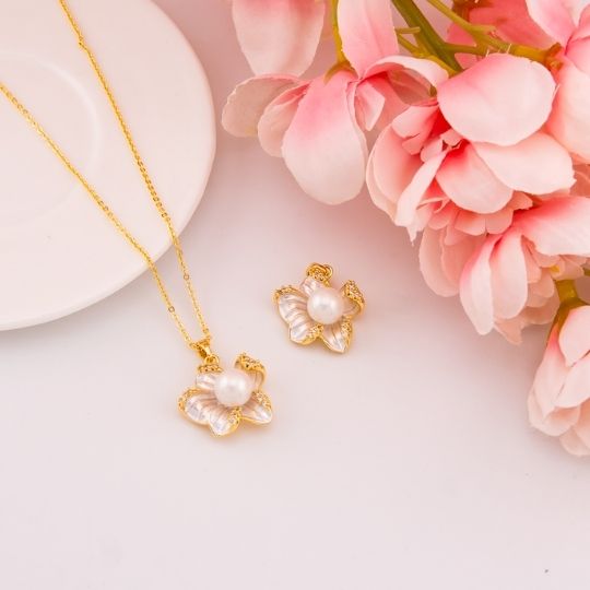 Dije de flor con perla y zirconias baño 18k