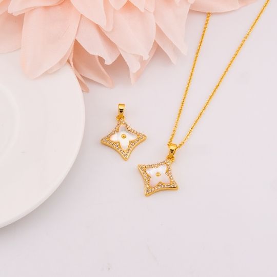Dije de trebol con madre perla en micropave