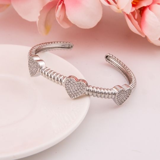 Brazalete de corazon con zirconias baño 18k plat