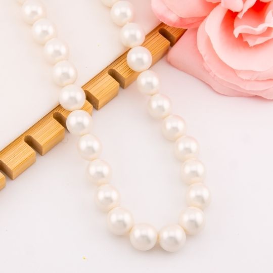 Collar bola chicle aperlado en concha nacar baño 18k