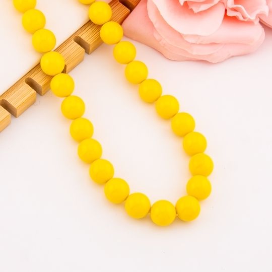 Collar bola chicle amarillo 1 en concha nacar baño 18k
