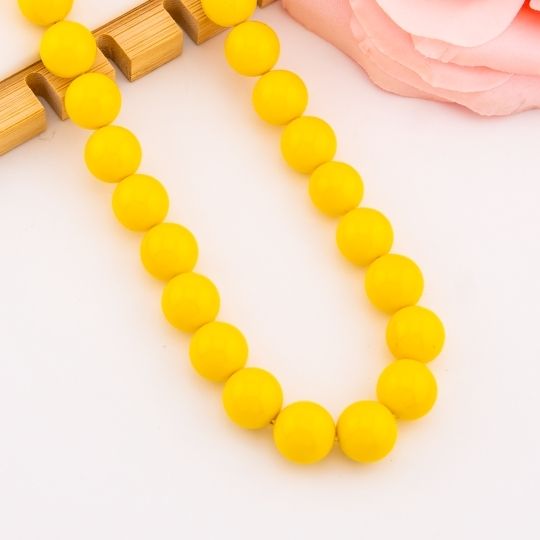 Collar bola chicle amarillo en concha nacar baño 18k