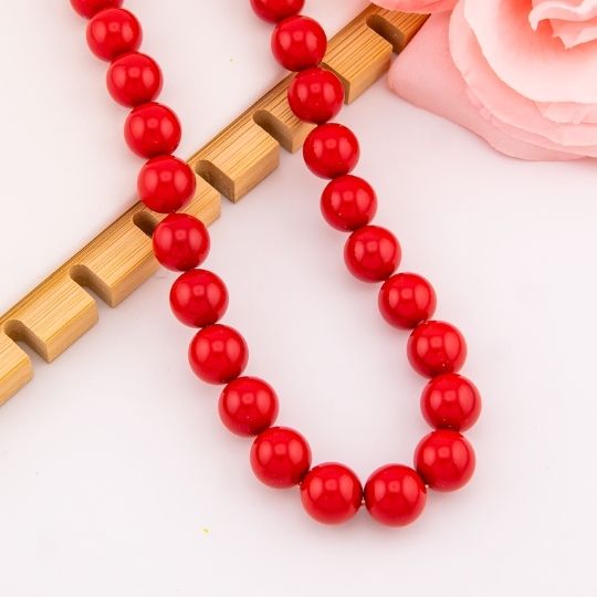 Collar bola chicle rojo en concha nacar baño 18k
