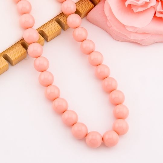 Collar bola chicle rosado en concha nacar baño 18k