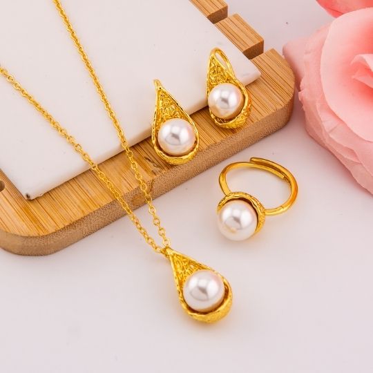 Set aretes, anillo y cadena con perlas shell baño 18k