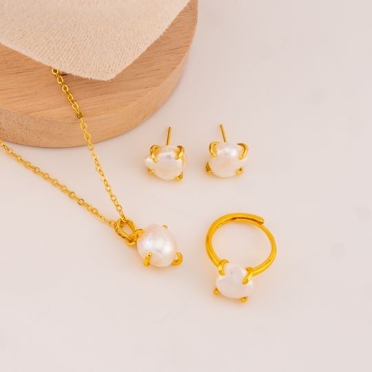 Set de tres piezas con perlas naturales baño 18k