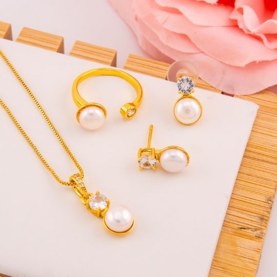 Set de 3 piezas, Cadena Aretes y Anillo con perlas y cristal baño 18k