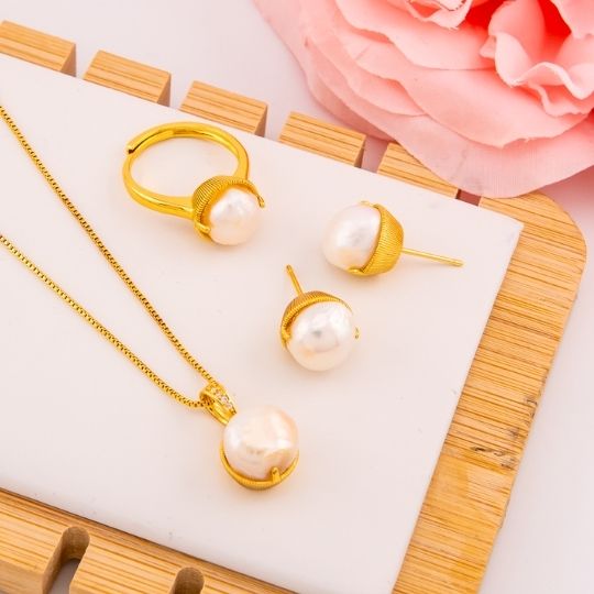 Set de 3 piezas, Cadena Aretes y Anillo con perlas baño 18k