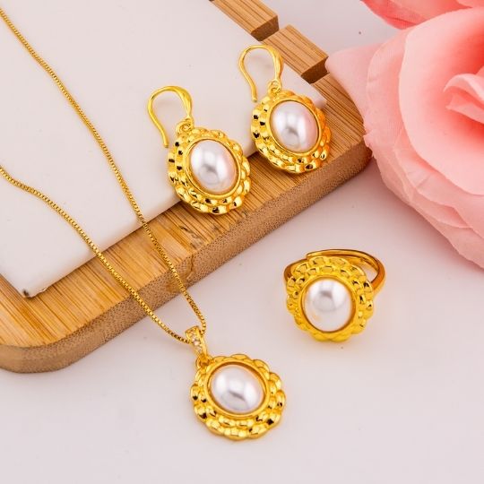Set aretes, anillo y cadena con perlas shell baño 18k