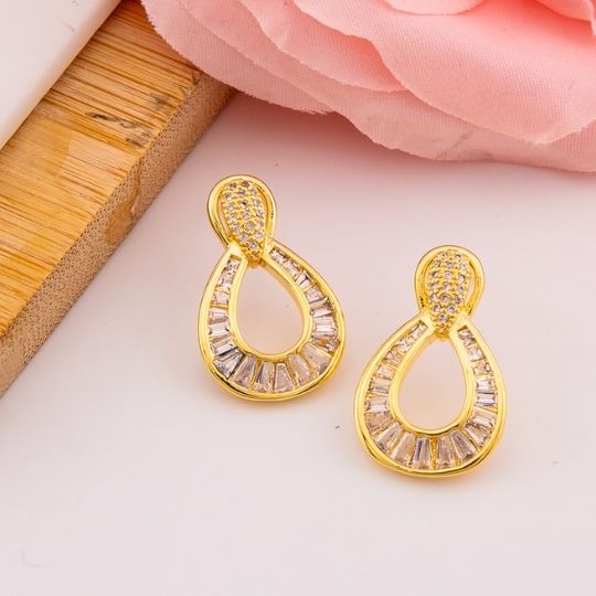 Aretes stud con zirconias y baño 18k