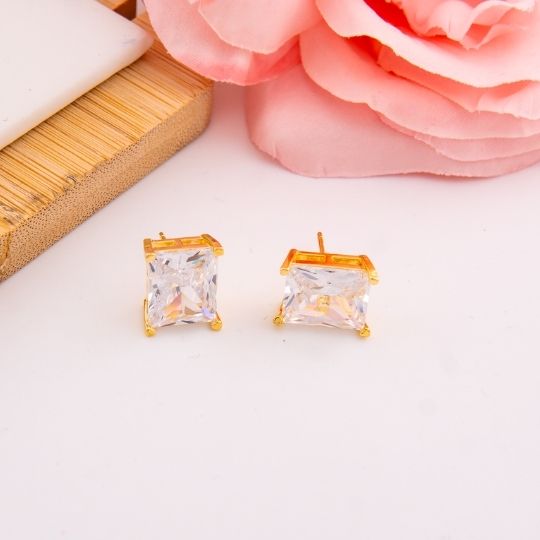 Aretes stud con zirconias y baño 18k