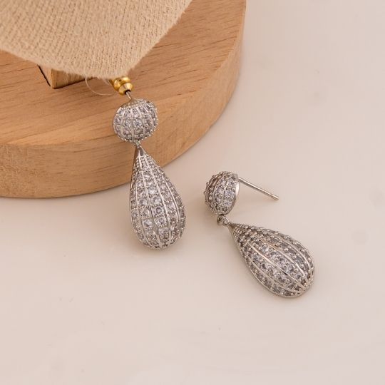 Aretes colgantes con zirconias baño 18k plat