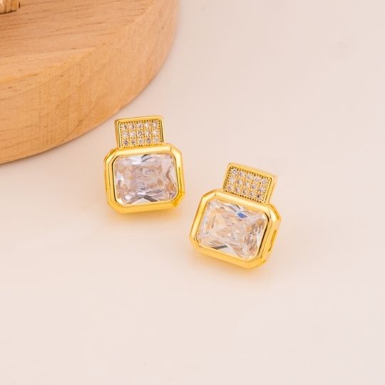 Aretes stud con zirconias baño 18k