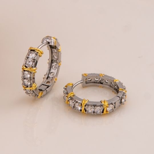 Argollas doble tono con zirconias baño 18k